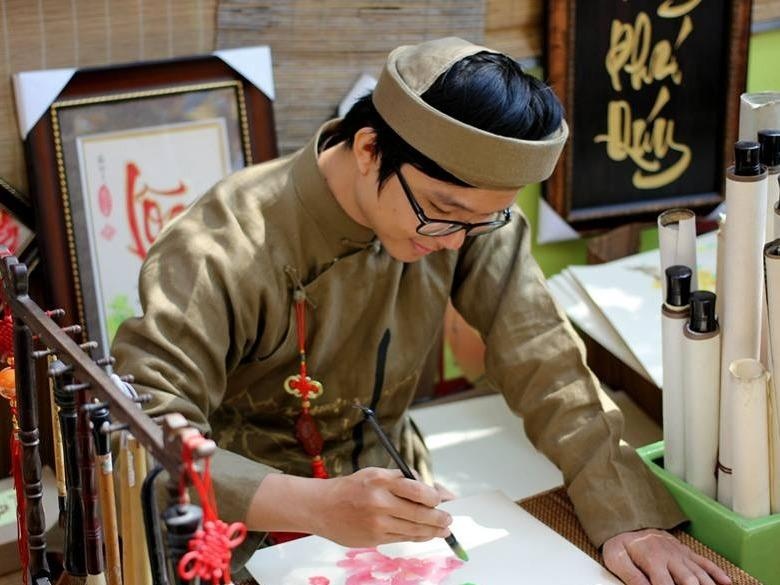 Nguoi mong uoc dua thu phap Viet ra the gioi hinh anh