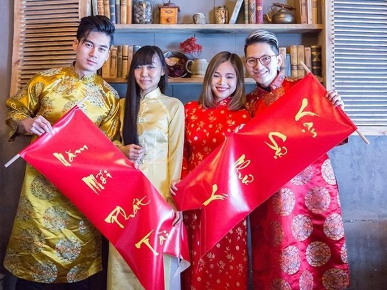 Du hoc sinh goi banh chung, dien ao dai chuan bi don Tet hinh anh