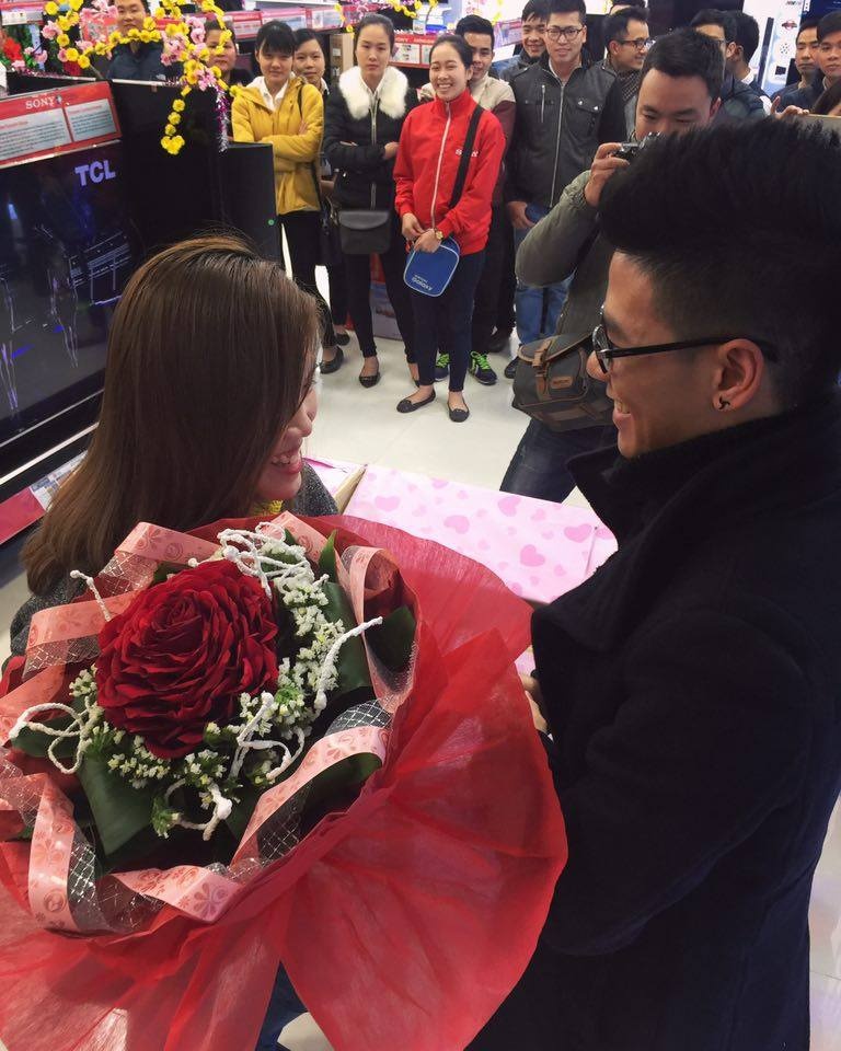 Chang trai Ha thanh cau hon ban gai hinh anh