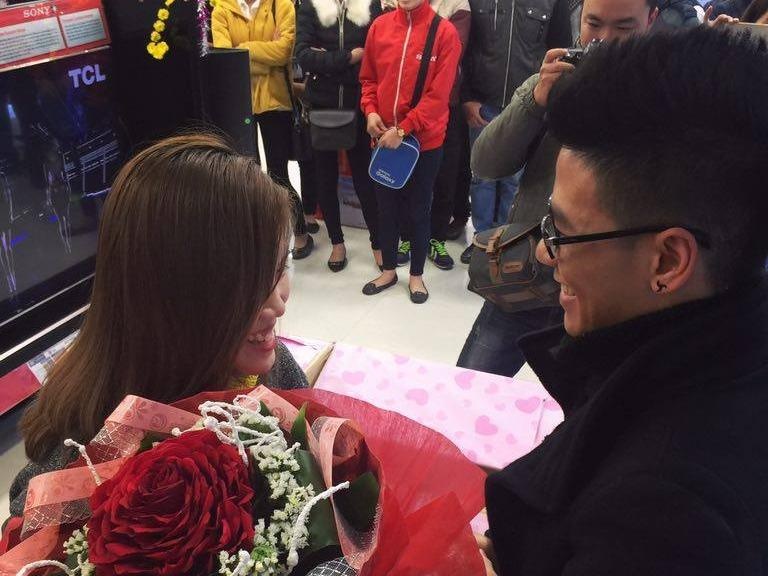 9X Ha thanh huy dong 40 nguoi cau hon ban gai hinh anh