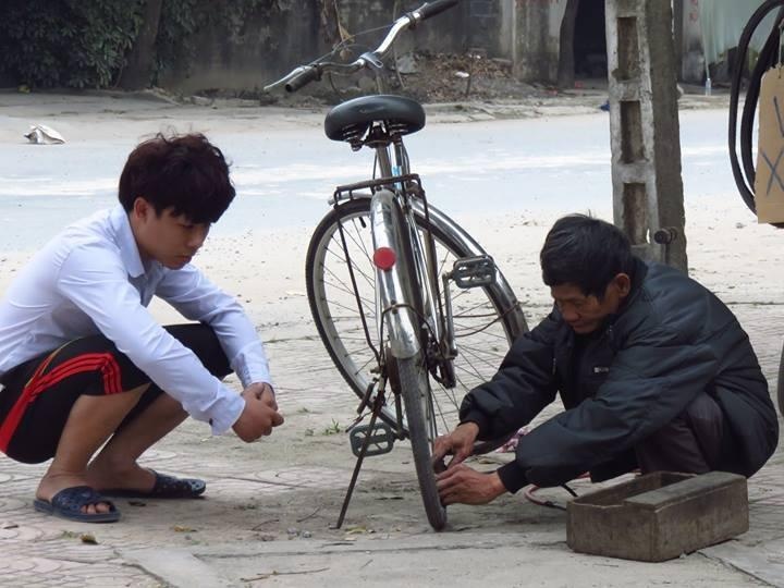 Nhom ban tre lam clip thu long tho sua xe gay tranh cai hinh anh
