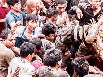 Mot bo phan nguoi tre den le hoi lam gi? hinh anh