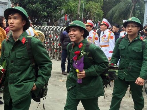 Tu hao buoc vao quan ngu hinh anh