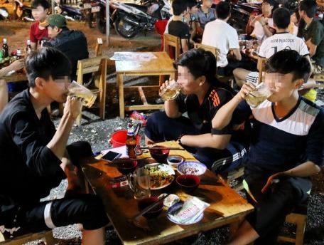 'Nhau khi mo quan dong cua thi ve' hinh anh