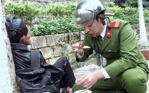 Buc anh cong an bon my cho nguoi ngat xiu gay xuc dong hinh anh