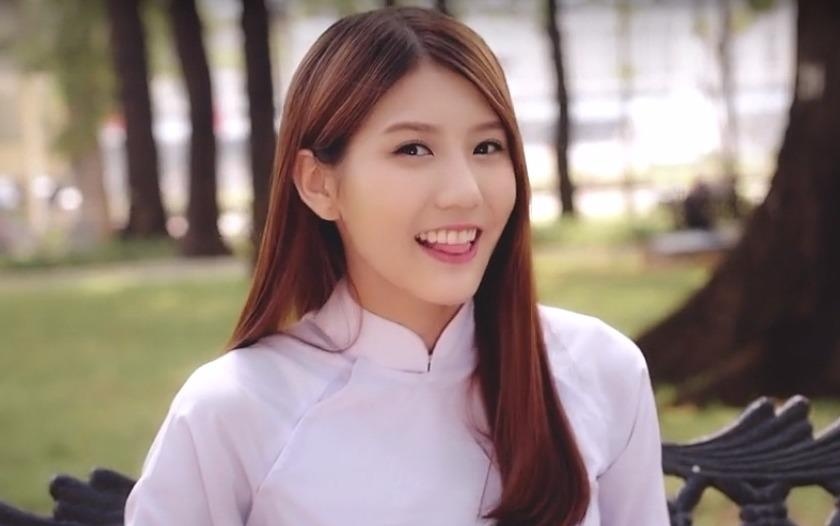 Hot girl tra sua Malaysia mac ao dai hat tieng Viet hinh anh