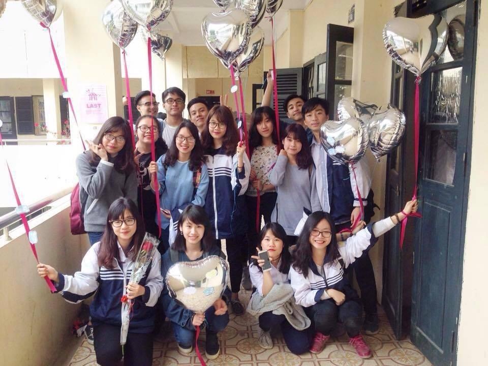 Clip nam sinh 12A8 THPT Kim Lien tang cac ban nu ngay 8/3 hinh anh