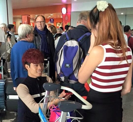 cầu hôn ở sân bay Nội Bài ảnh 2 cau hon o san bay Noi Bai anh 2