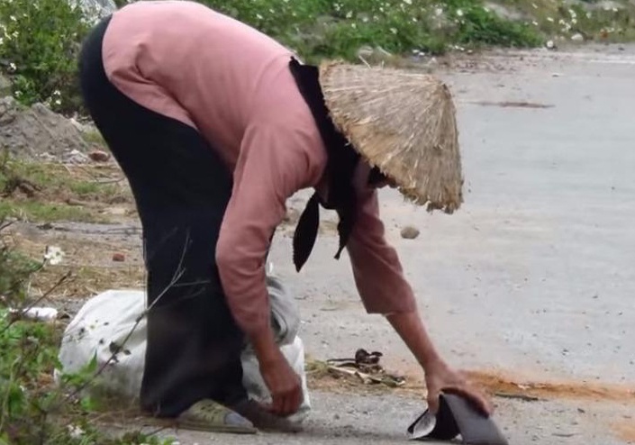 Tranh cai ve clip danh roi vi tien thu long cu gia nhat rac hinh anh