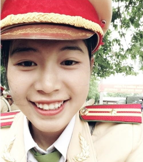 nữ sinh cảnh sát kẹp cổ 3 người ảnh 3 nu sinh canh sat kep co 3 nguoi anh 3