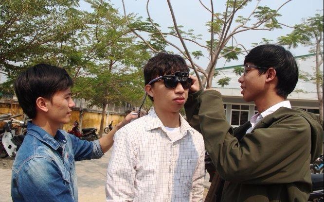 Kinh da nang cho nguoi khiem thi hinh anh