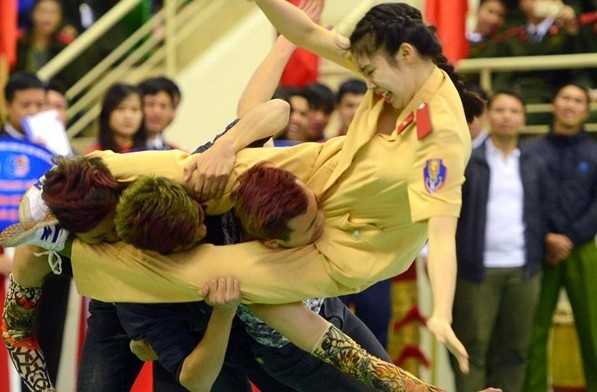 nữ sinh cảnh sát kẹp cổ 3 người ảnh 1 nu sinh canh sat kep co 3 nguoi anh 1