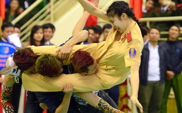 Nu sinh canh sat xinh dep 'bay nguoi kep co 3 thanh nien' hinh anh