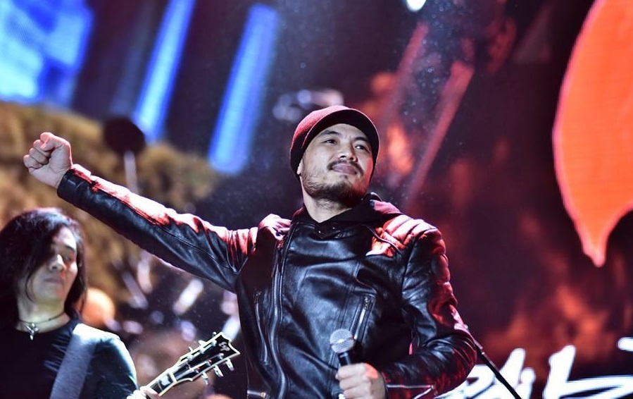 Tran Lap hat cung ban be trong chuyen di phuot hinh anh