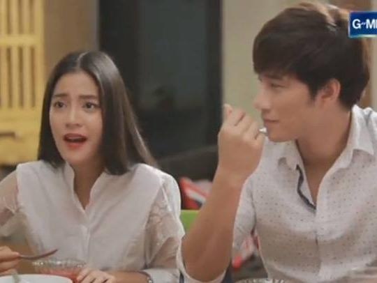 Lee vui ve tro chuyen, an com cung me Nat hinh anh