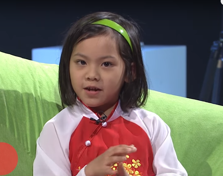 Co be 7 tuoi gioi tieng Anh va Phap hinh anh