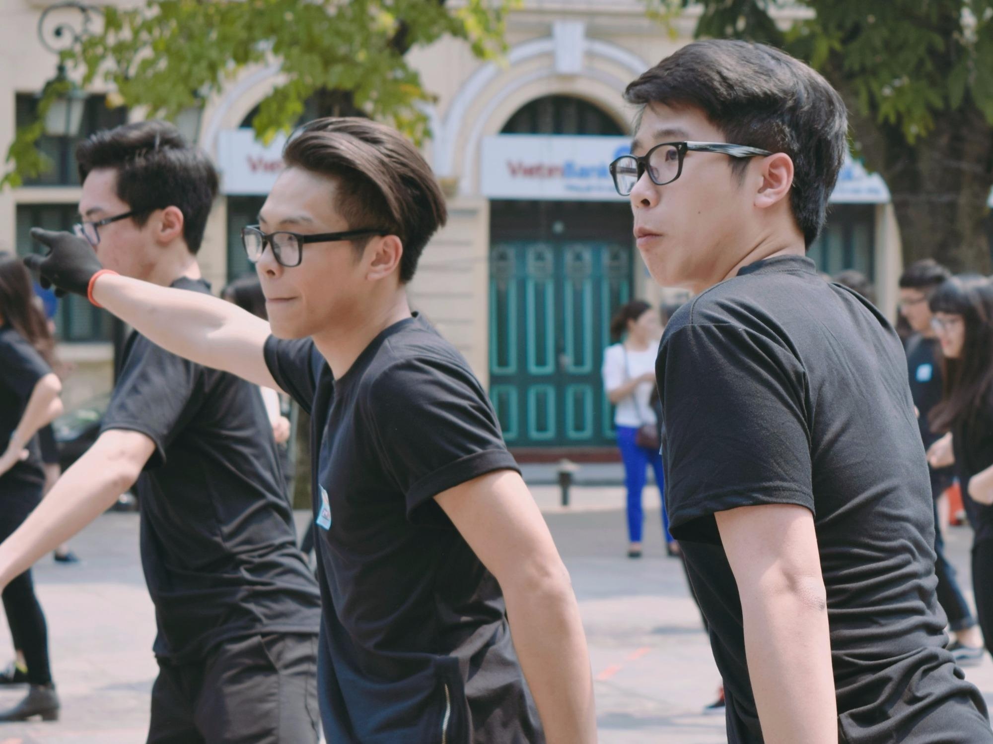 Man nhay flashmob cua hai lop 11 Anh2 va 10 Anh2 truong Ams hinh anh