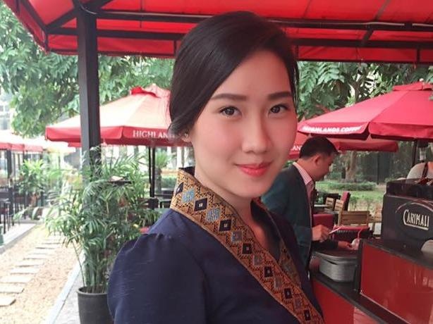 Alisa gioi thieu ban than bang tieng Lao va Viet hinh anh