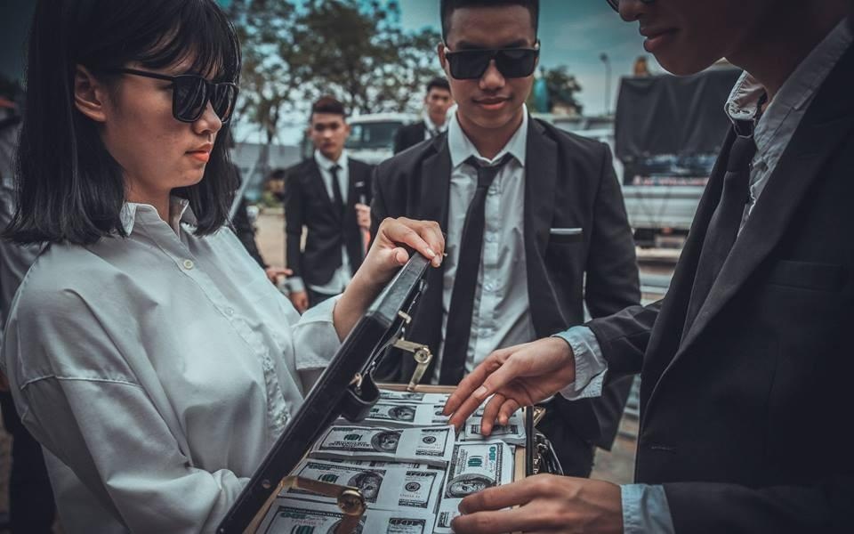 Teen Quang Binh chup ky yeu phien ban 'ong trum' hinh anh
