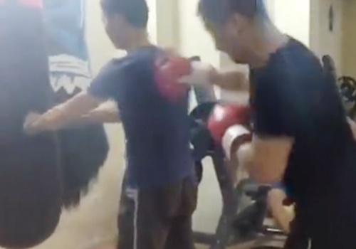 Nam thanh nien gong minh cho nguoi khac dam lien tuc hinh anh