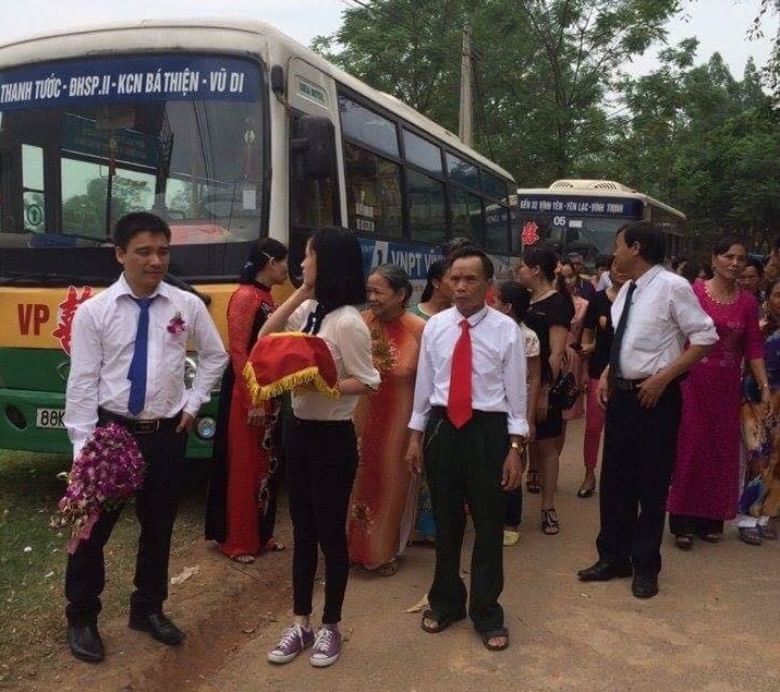 Màn rước dâu bằng xe buýt ảnh 1 Man ruoc dau bang xe buyt anh 1