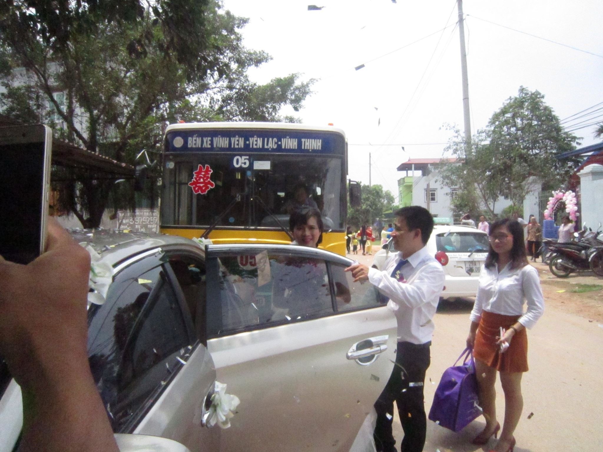 Màn rước dâu bằng xe buýt ảnh 2 Man ruoc dau bang xe buyt anh 2