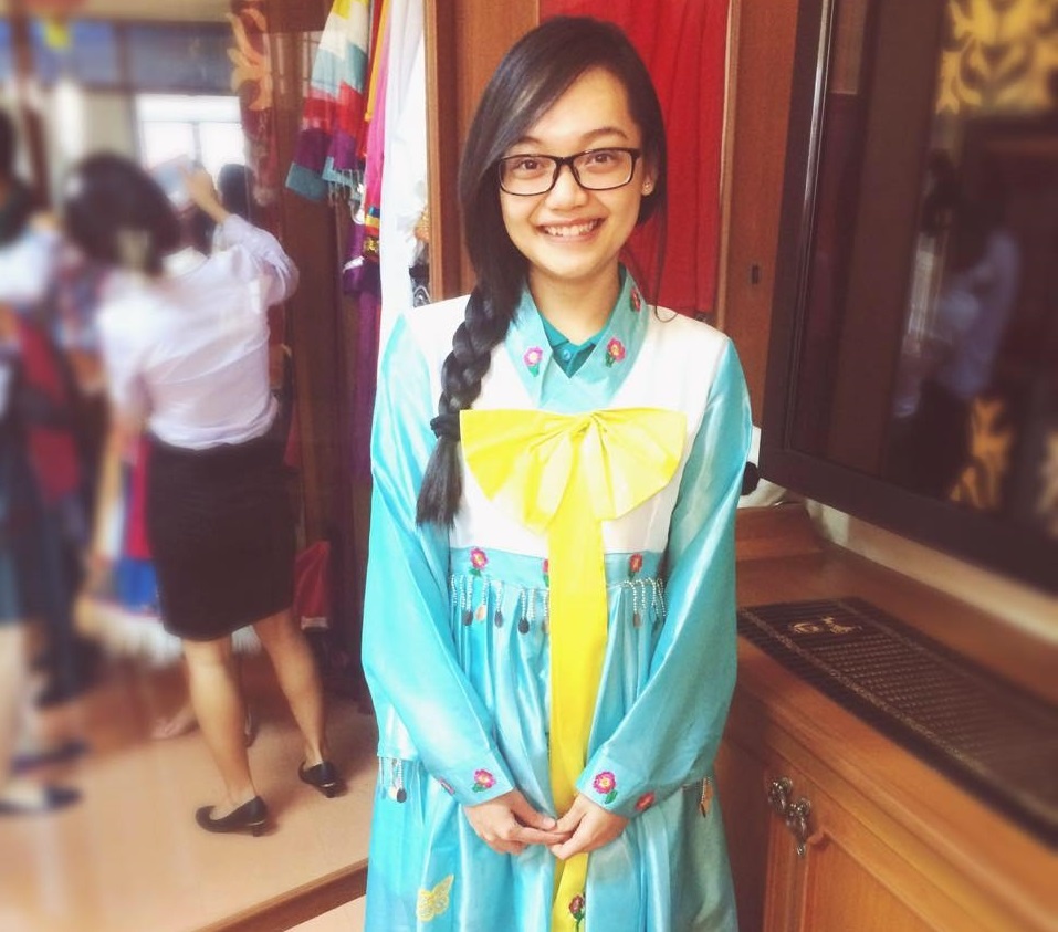 Nu sinh Viet tang hoa Obama anh 5