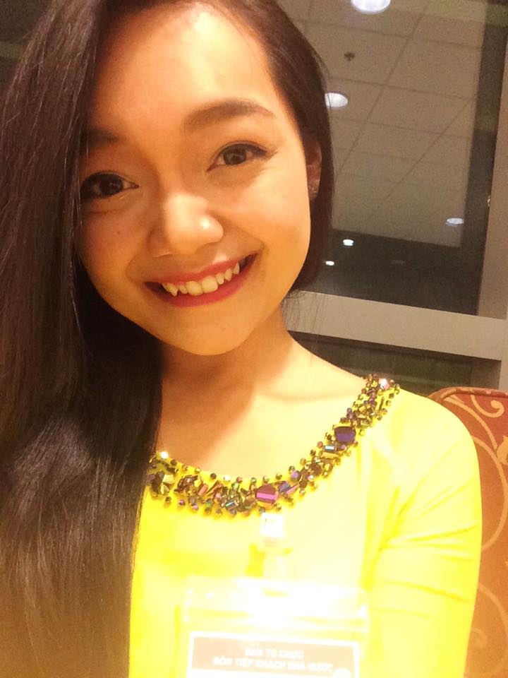 Nu sinh Viet tang hoa Obama anh 2