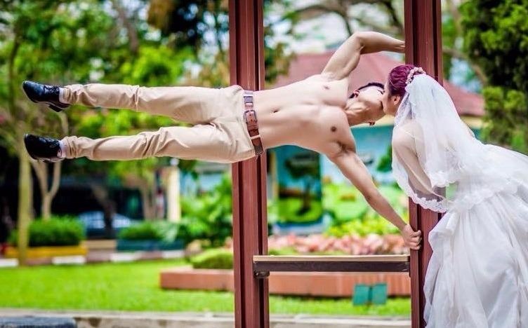 Cap 9X chup anh cuoi phong cach the duc duong pho hinh anh