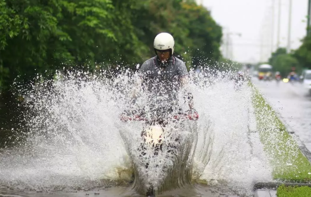 Anh nhom thanh nien di moto te nuoc ban gay tranh cai hinh anh