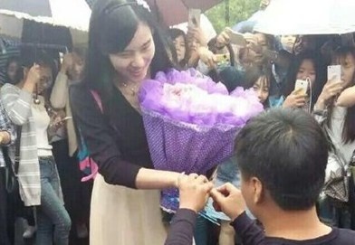 Nam sinh choi ngong, cau hon ban gai bang bo hoa tien hinh anh