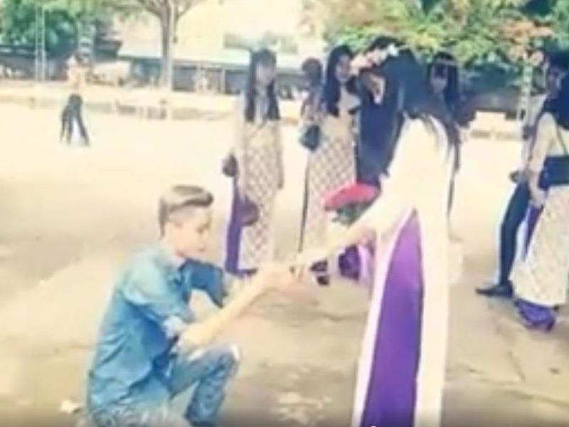 9X Hai Duong cau hon ban gai trong le tot nghiep THPT hinh anh