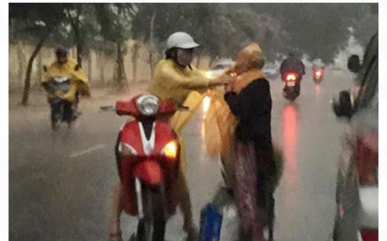 Co gai mac ao mua cho ba cu: 'Khong quan tam binh luan ac y' hinh anh
