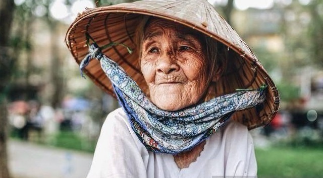 cô gái mặc áo mưa cho bà cụ ảnh 2 co gai mac ao mua cho ba cu anh 2
