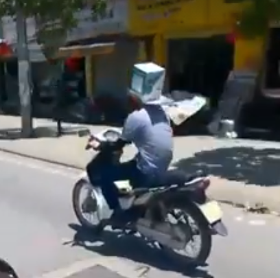 Thanh nien di xe may doi thung giay len dau gay tranh cai hinh anh