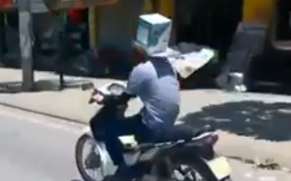 Chang trai doi thung carton giua trua nang tai Ha Noi hinh anh