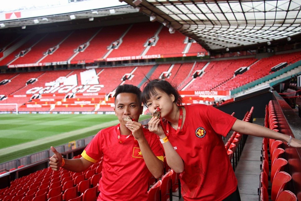 cap doi tang bong tai Old Trafford anh 2