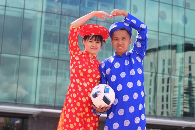 Man trinh dien cua Kim Phuc - Thu Huyen tai Old Trafford hinh anh