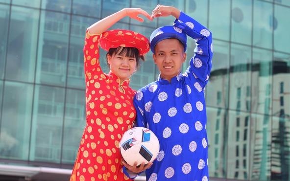Cap vo chong mac ao dai tang bong tai san Old Trafford hinh anh