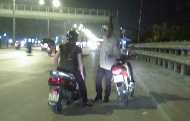 mua xăng giúp ông cụ trên đường ảnh 2 mua xang giup ong cu tren duong anh 2