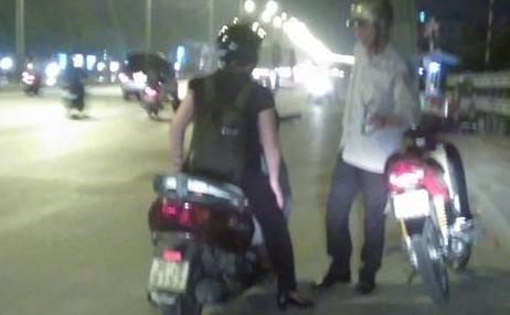 Tinh nguoi qua anh mua xang cho cu ong giua duong hinh anh