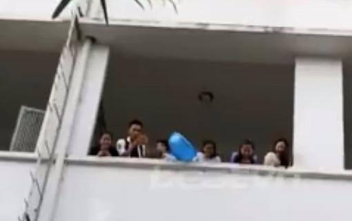 Nam sinh Dien luc bi hat nuoc khi to tinh hinh anh