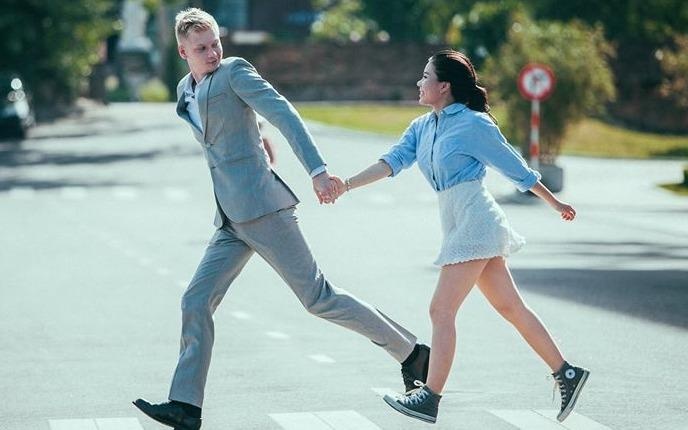 Anh cuoi duong pho cua chang linh My va co dau Viet hinh anh