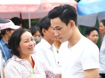 Trai dep noi bat nhat tai diem thi Hoc vien Bao chi hinh anh