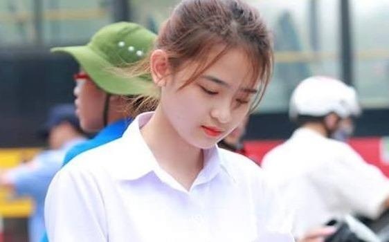 Them nu sinh bat ngo noi tieng mang sau khi bi chup len hinh anh