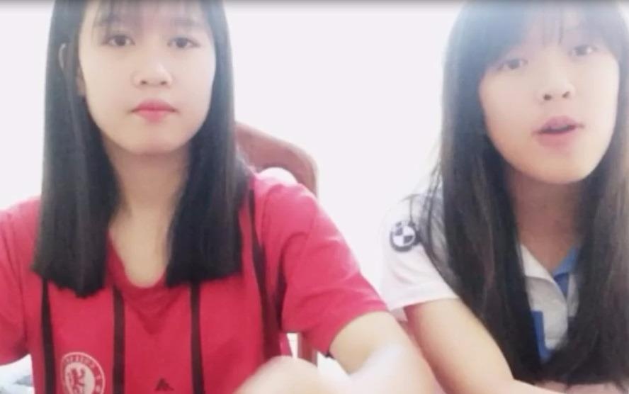 Hai nu sinh hat 'Dem ngay xa em' hinh anh