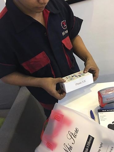 người thợ sửa xe mua tặng vợ iphone ảnh 2 nguoi tho sua xe mua tang vo iphone anh 2