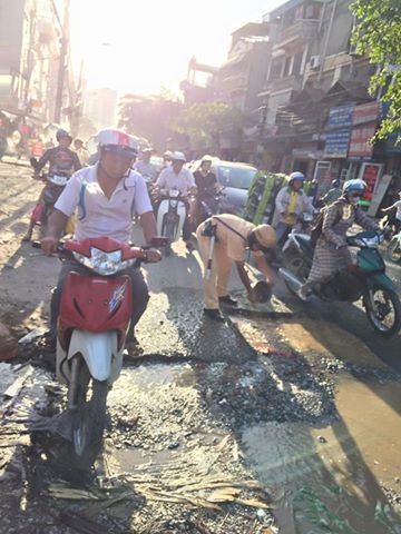 cảnh sát san lấp ổ gà giữa trời nóng ảnh 2 canh sat san lap o ga giua troi nong anh 2