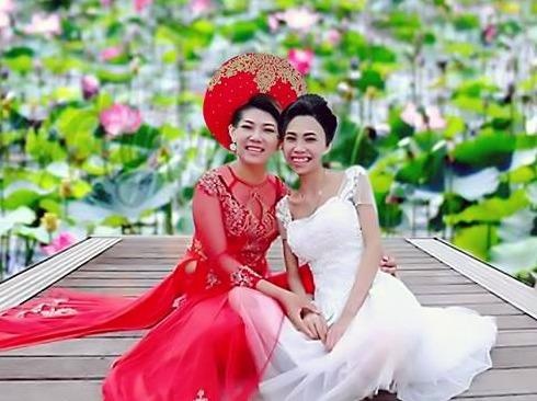 Dan mang giup hai co gai ung thu mau chup anh ben ho sen hinh anh