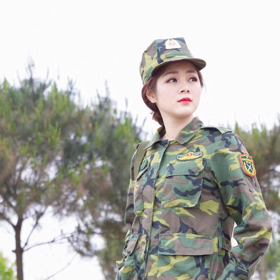 Co gai xinh dep mac quan phuc anh 2